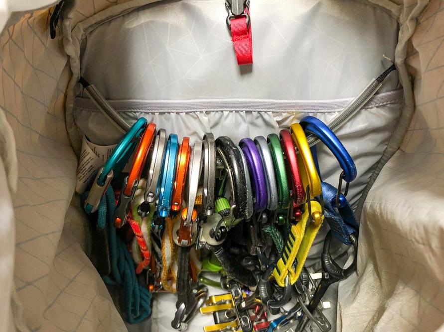 MOUNTAIN HARDWEAR スクランブラー25バックパック