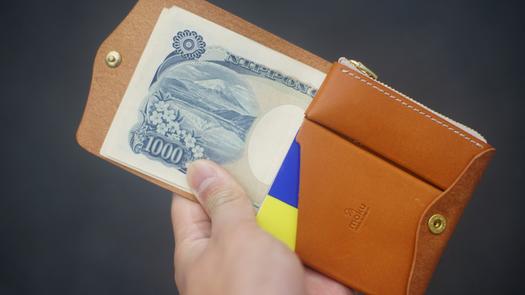 Saku」は硬貨・紙幣・カード類を十分に収納できるミニマルウォレットで 