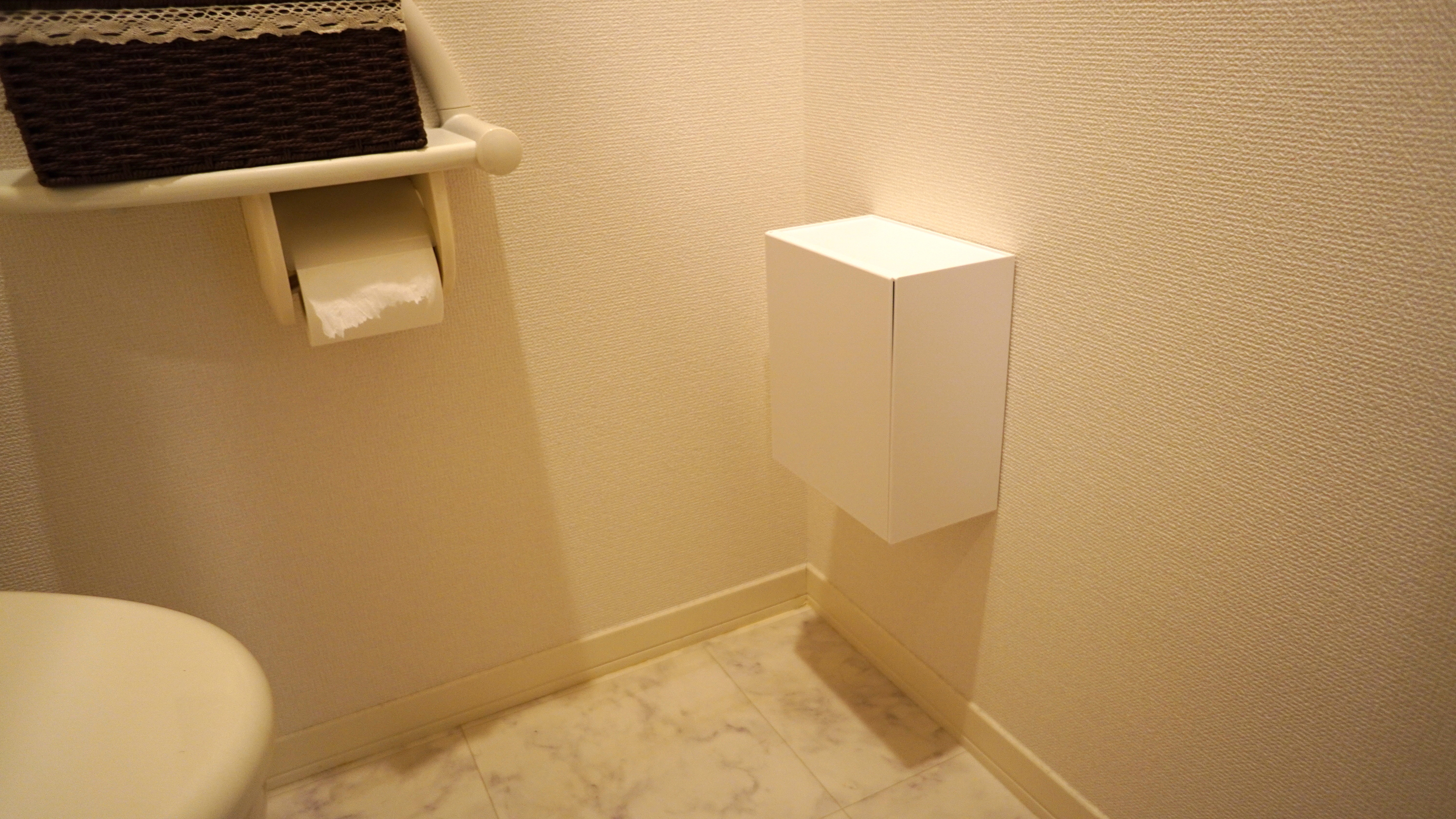 山崎実業の新アイテムで、トイレの「浮かせる収納」が叶う