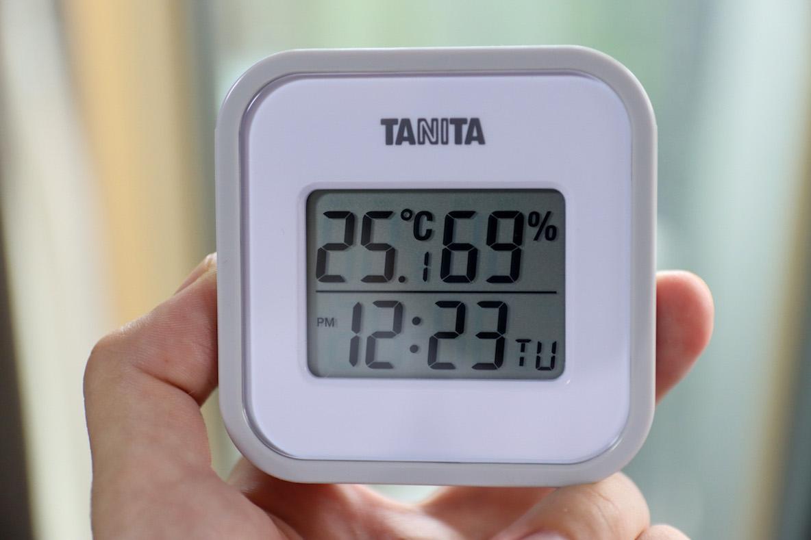 タニタの温湿度計を使ったら「湿度管理」が楽になった話 | ROOMIE
