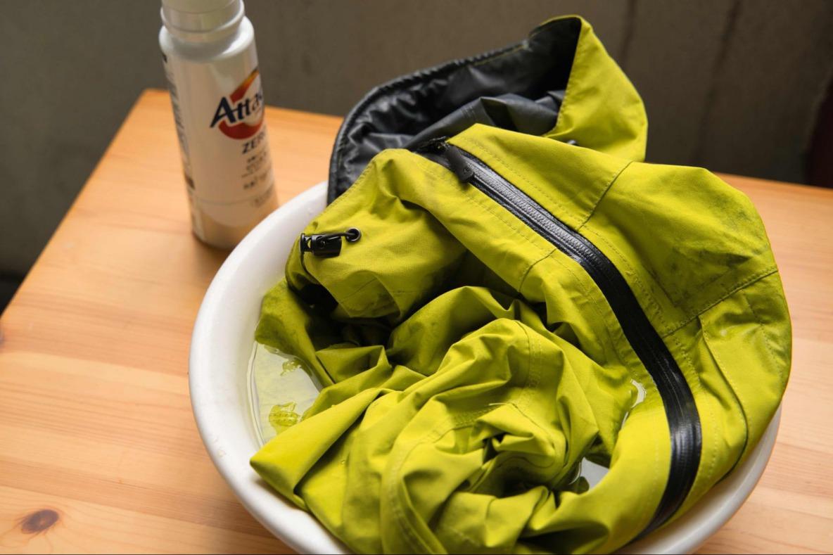 手軽なスプレータイプの「撥水剤」で、ウエアの撥水性が復活 手軽なスプレータイプの「撥水剤」で、ウエアの撥水性が復活