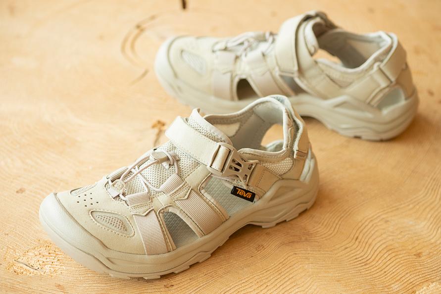 TevaのOMNIUM FAUX SUEDE