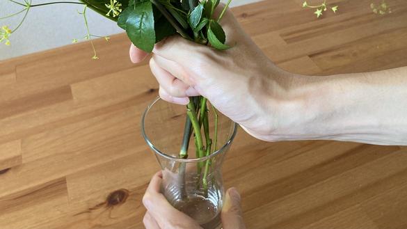 無印良品の カラフェ はあらゆる点で 花瓶 として満点なんだよな Roomie ルーミー