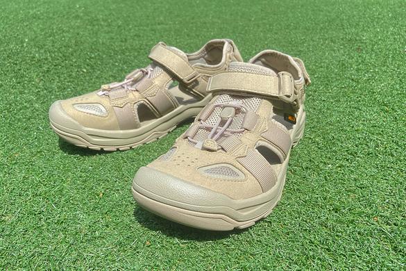 夏の終わりでも買いたくなるTevaのサンダル。秋が深まっても履けるって 