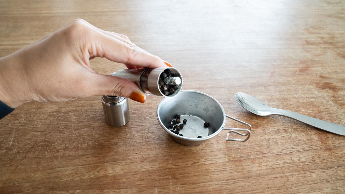 ダイソー話題の新製品「ワンハンドスパイスミル」は高級感がすごい。家