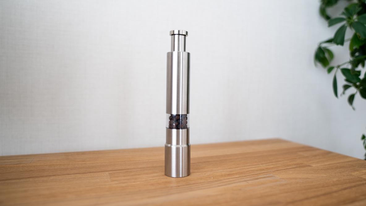 ダイソー話題の新製品「ワンハンドスパイスミル」は高級感がすごい。家