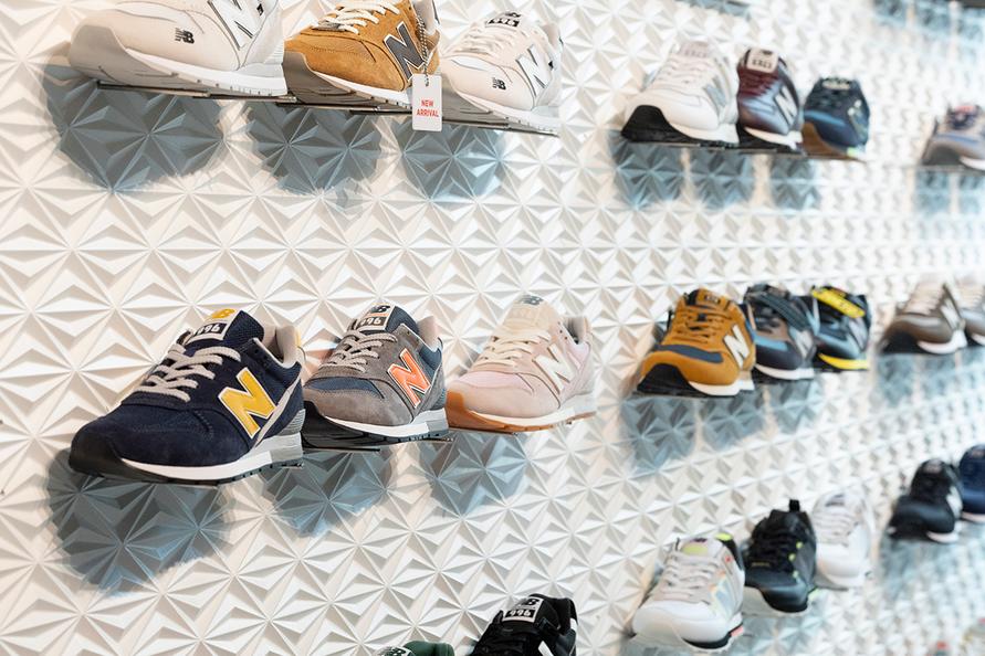 New Balance原宿本店にて並んだスニーカー