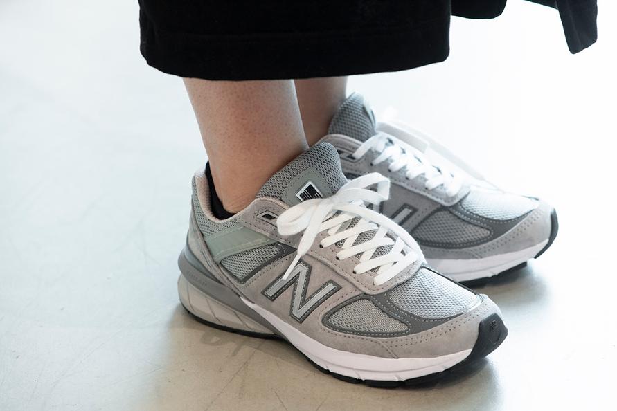 New Balanceの「W990 v5」