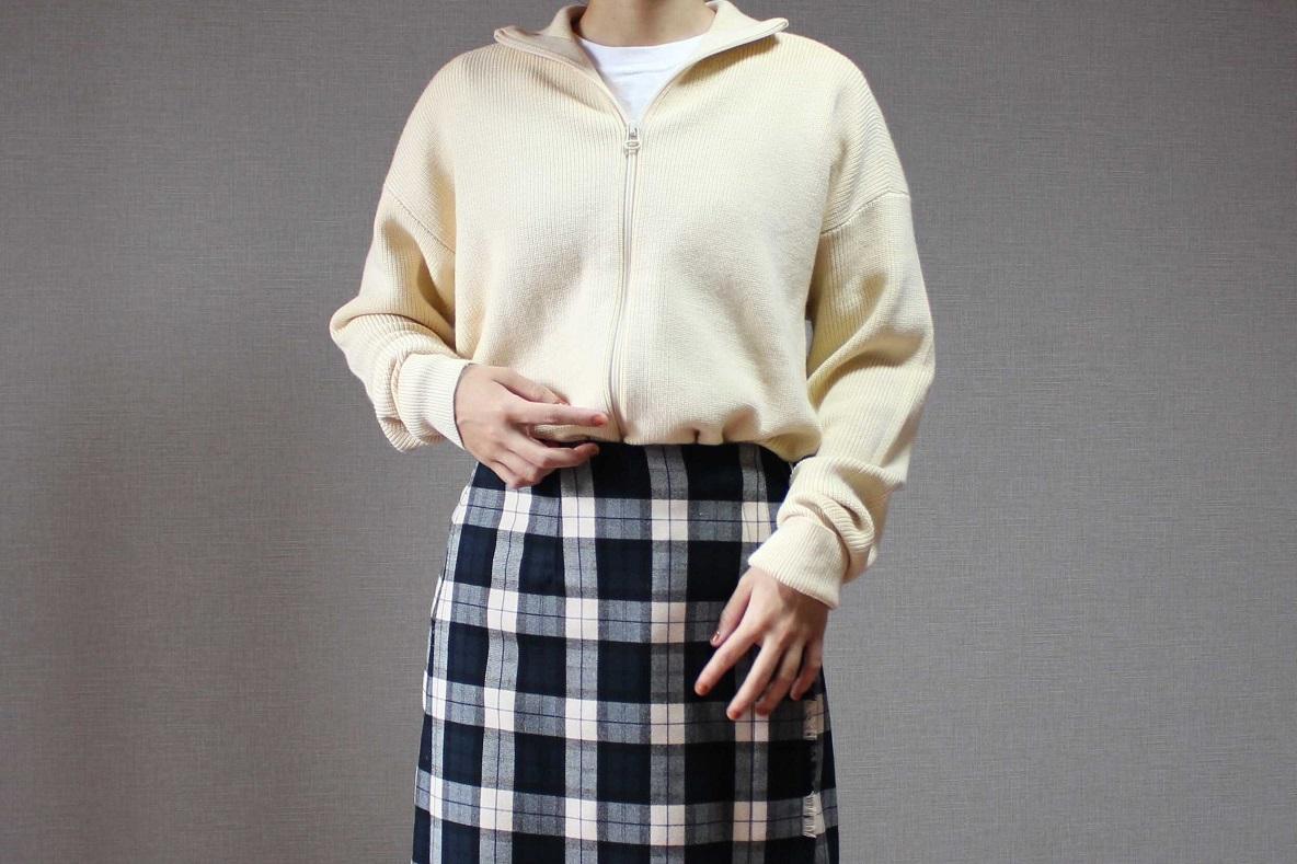 ユニクロUの「インナーでも活躍する着ぶくれしないセーター」は