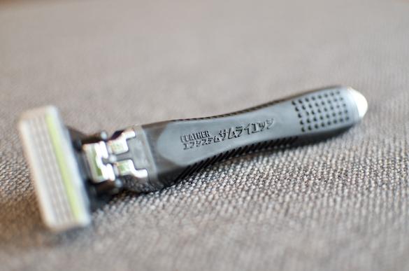 フェザーの「サムライエッジ」を約10年以上愛用中。ここまで肌に優しい
