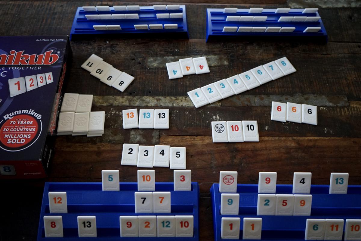 大人がハマるアメリカで人気のボードゲーム「ラミィキューブ」で、家  