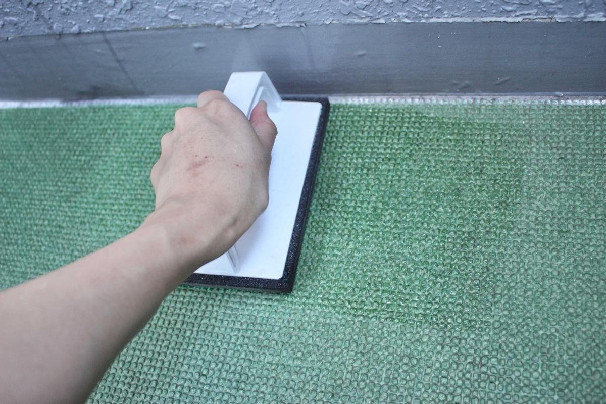 「玄関タイルの汚れを落とすブラッシングスポンジ」で床を掃除