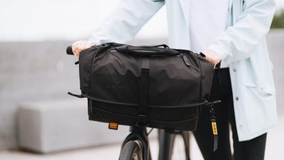 メッセンジャーバッグをそのまま自転車に装着！ 大荷物でも快適に