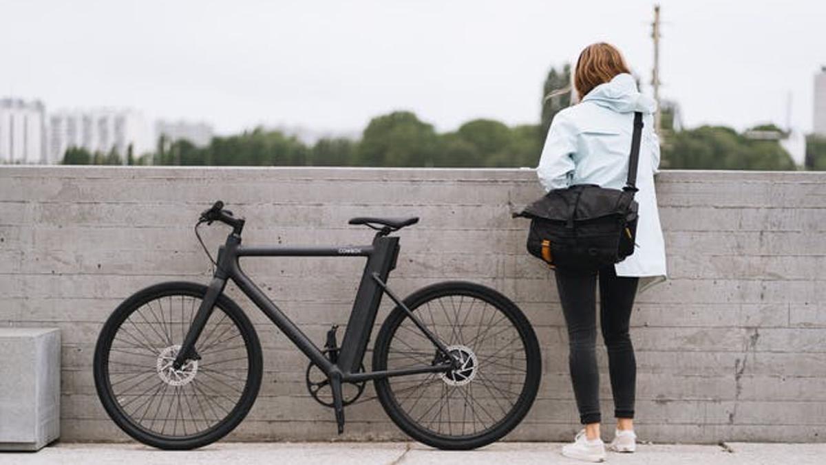 メッセンジャーバッグをそのまま自転車に装着！ 大荷物でも快適にサイクリングできそうだ | ROOMIE（ルーミー）