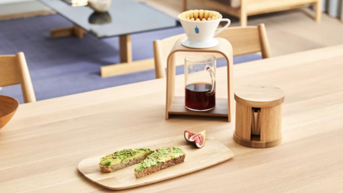 あのカリモクとブルーボトルコーヒーがコラボ!? 毎朝コーヒーを淹れる