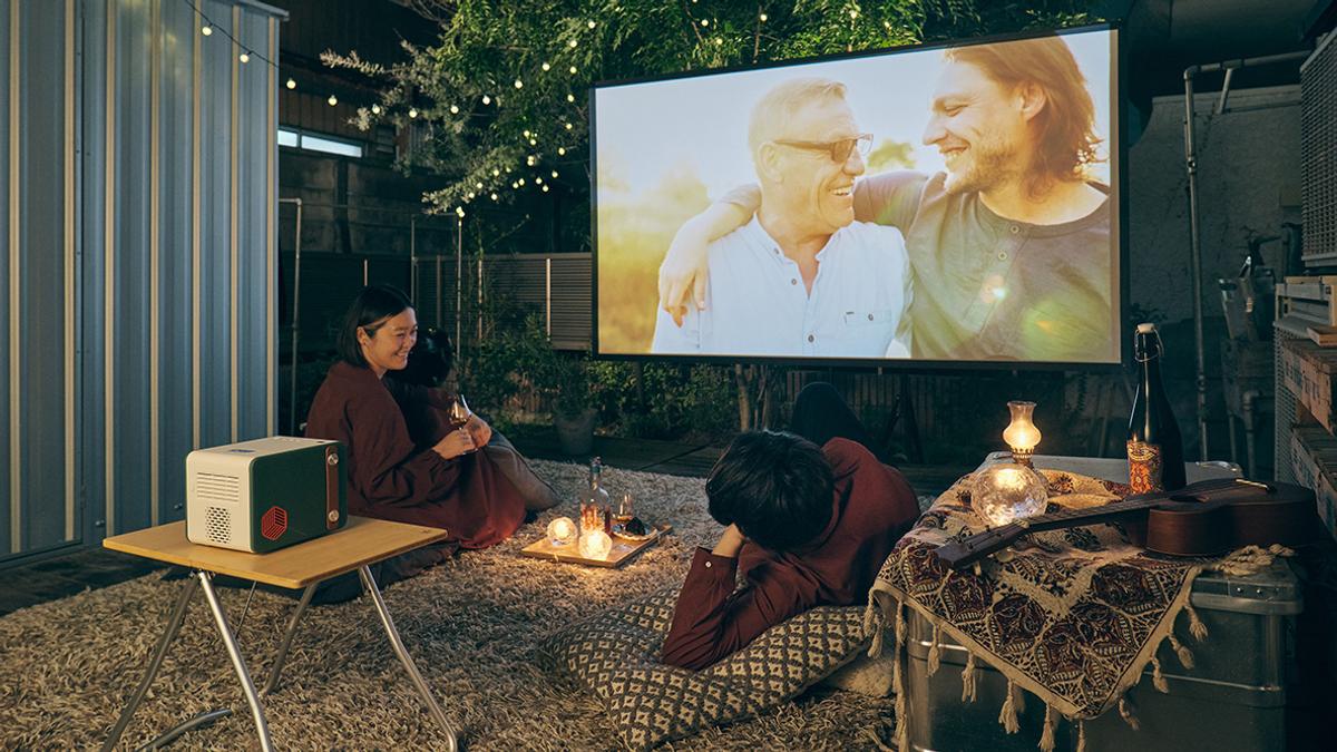 プロジェクターを取り入れたら、庭が最高の映画館になったよ。食の 