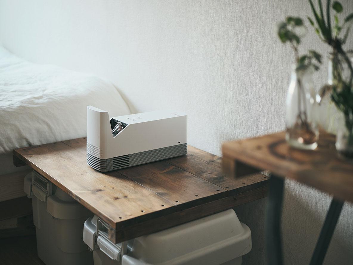 1K（29㎡）でひとり暮らしをするROOMIE編集部員の自宅にプロジェクター