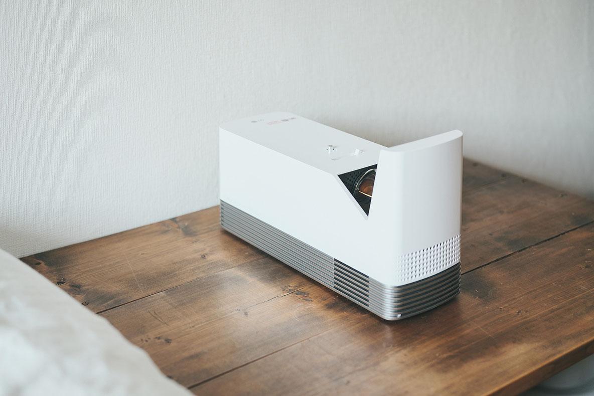 1K（29㎡）でひとり暮らしをするROOMIE編集部員の自宅にプロジェクター