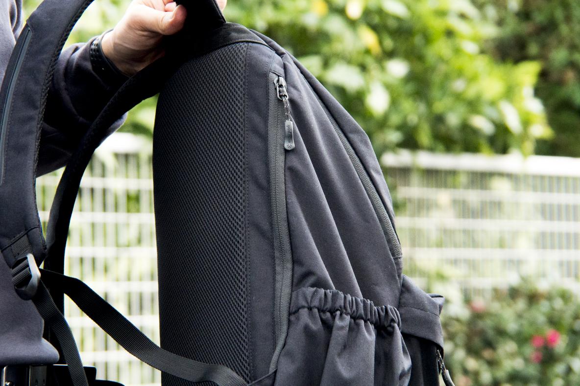 スノーピークの「Everyday Use Backpack」には、シンプルながら