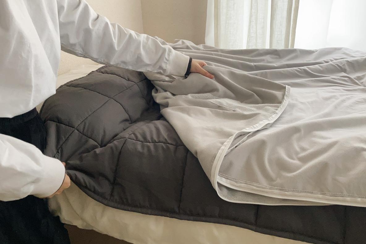 ニトリの「重い毛布」が睡眠の質をぐっと上げてくれた話。一度使ったら 