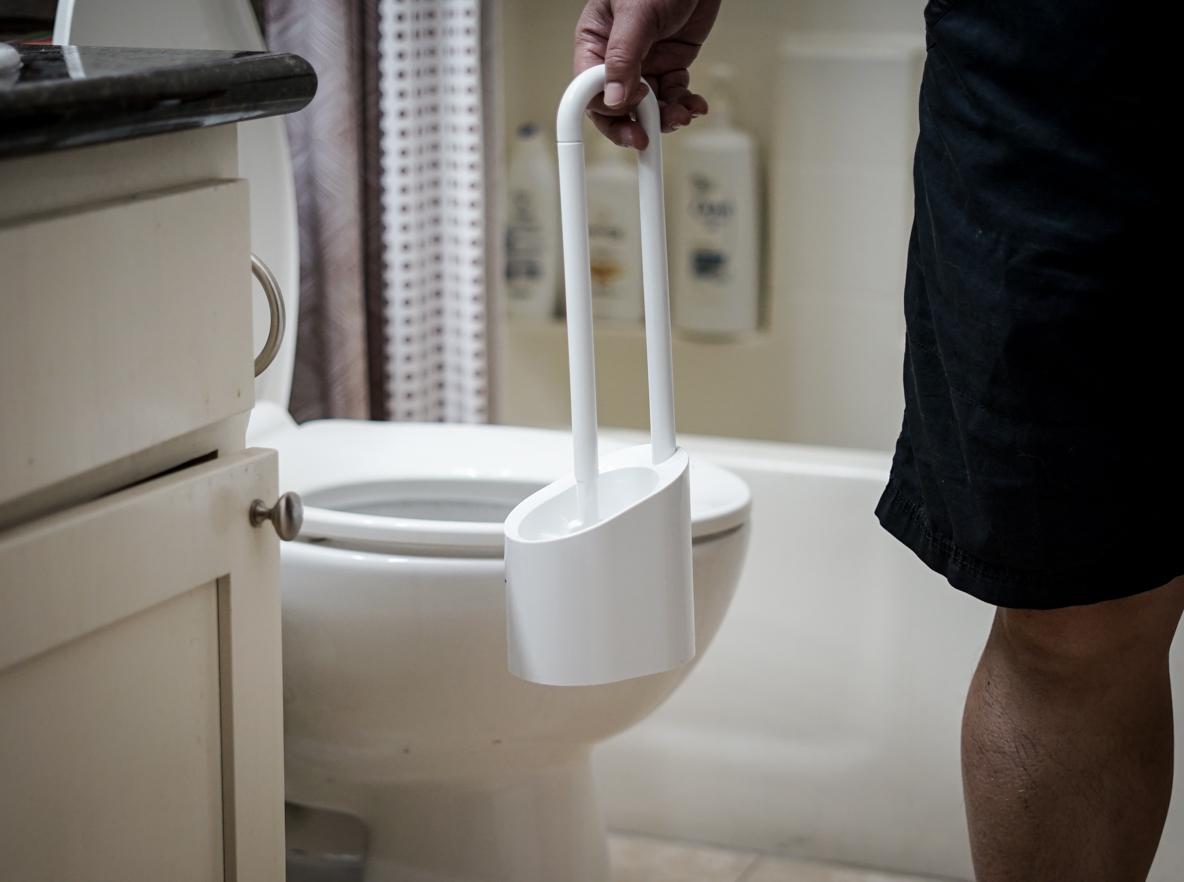 ニトリの「磁石収納トイレブラシ」なはケース内に水が溜まらず衛生的だ