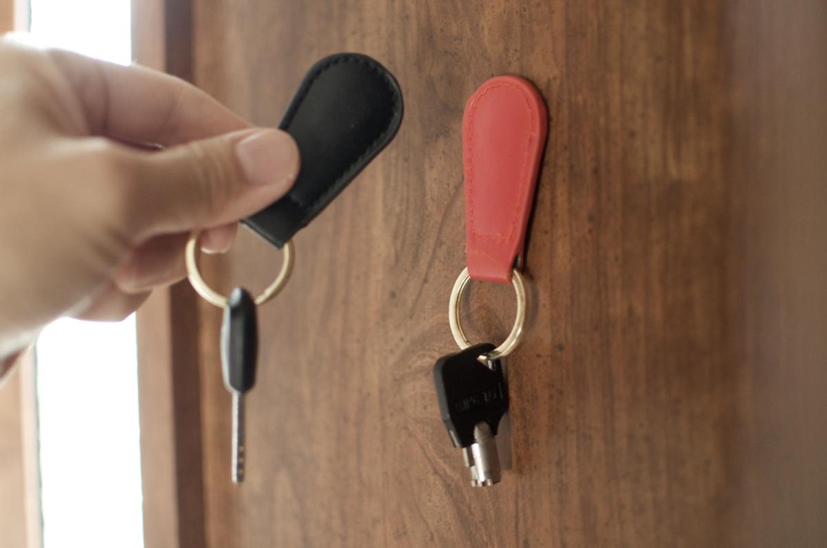 セリアで見つけた「マグネット付きキーリング」のおかげで、鍵の置き場