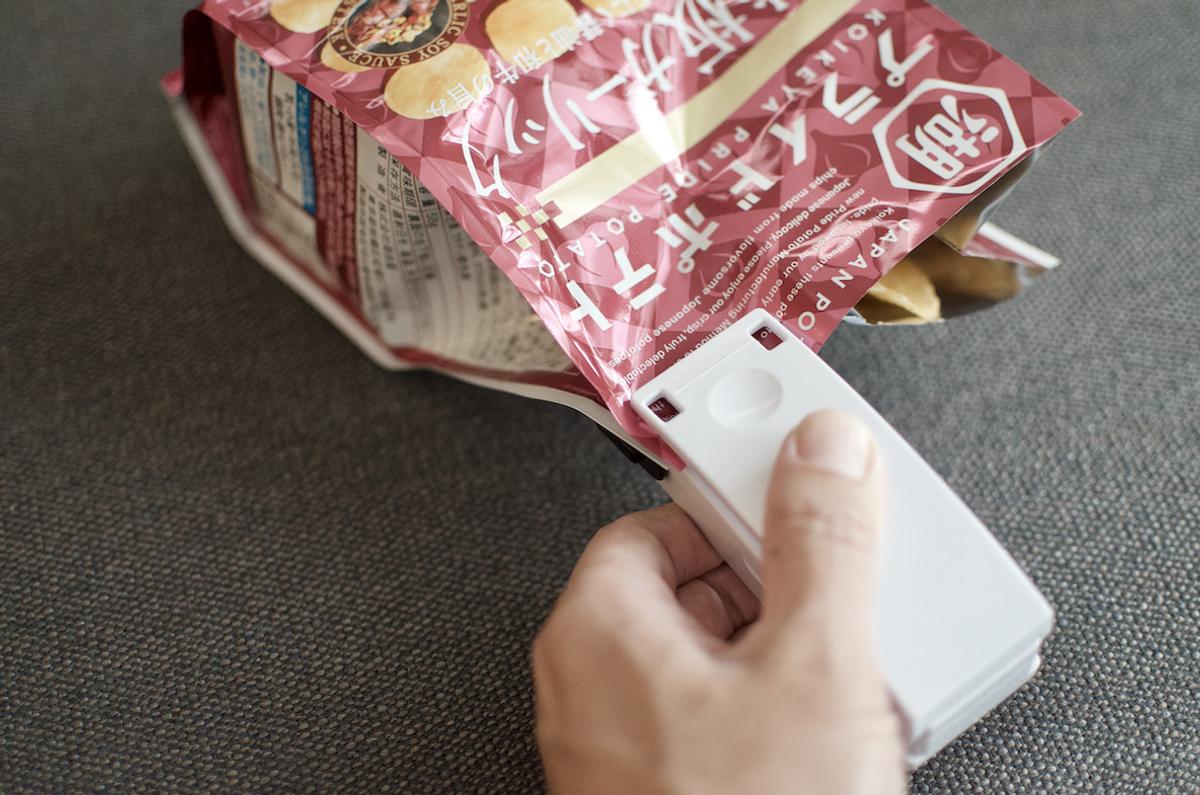 ダイソーの「イージーシーラー」なら1度開けたお菓子を密閉できるよ