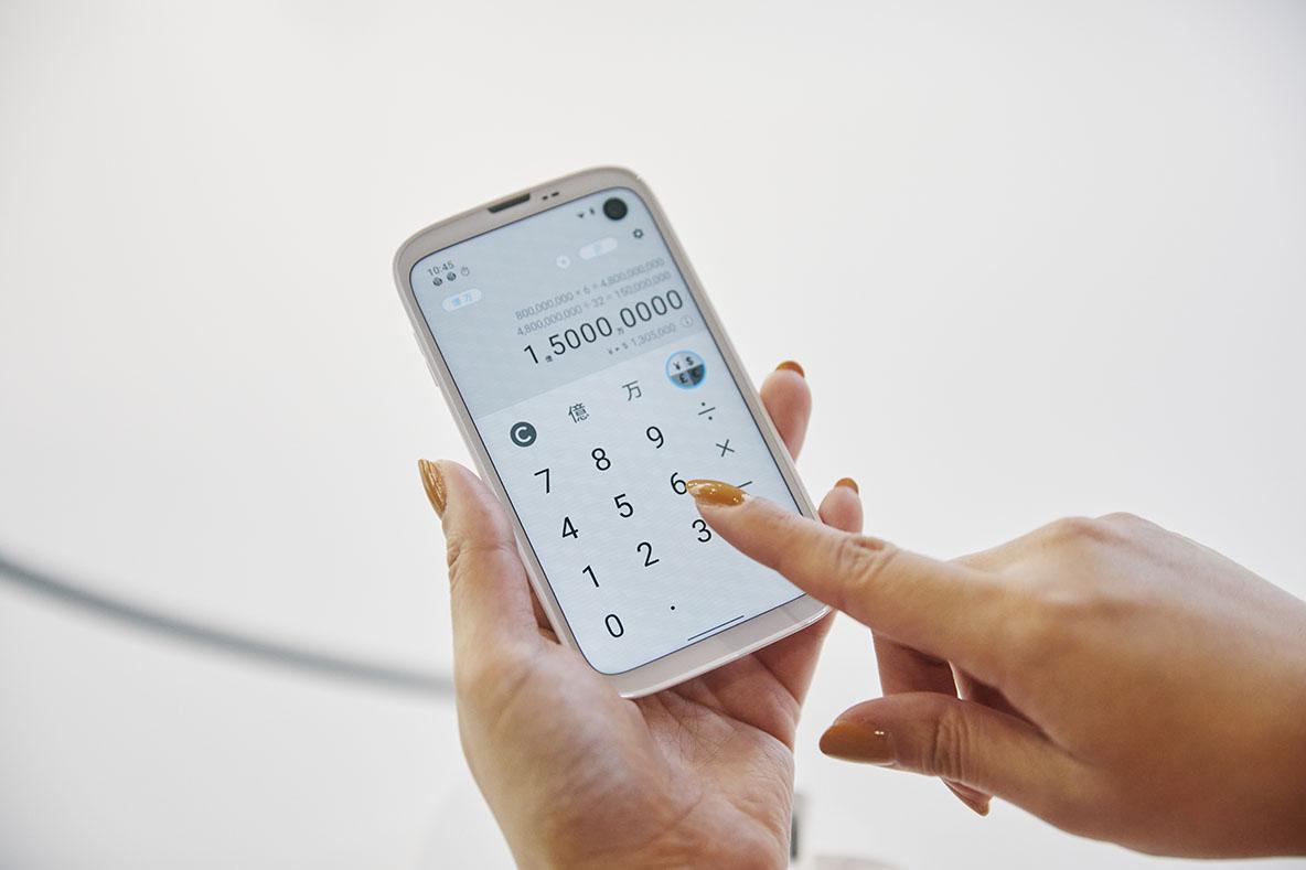 BALMUDAから登場したスマホをお店で実際に触ってみた。痒いところに手