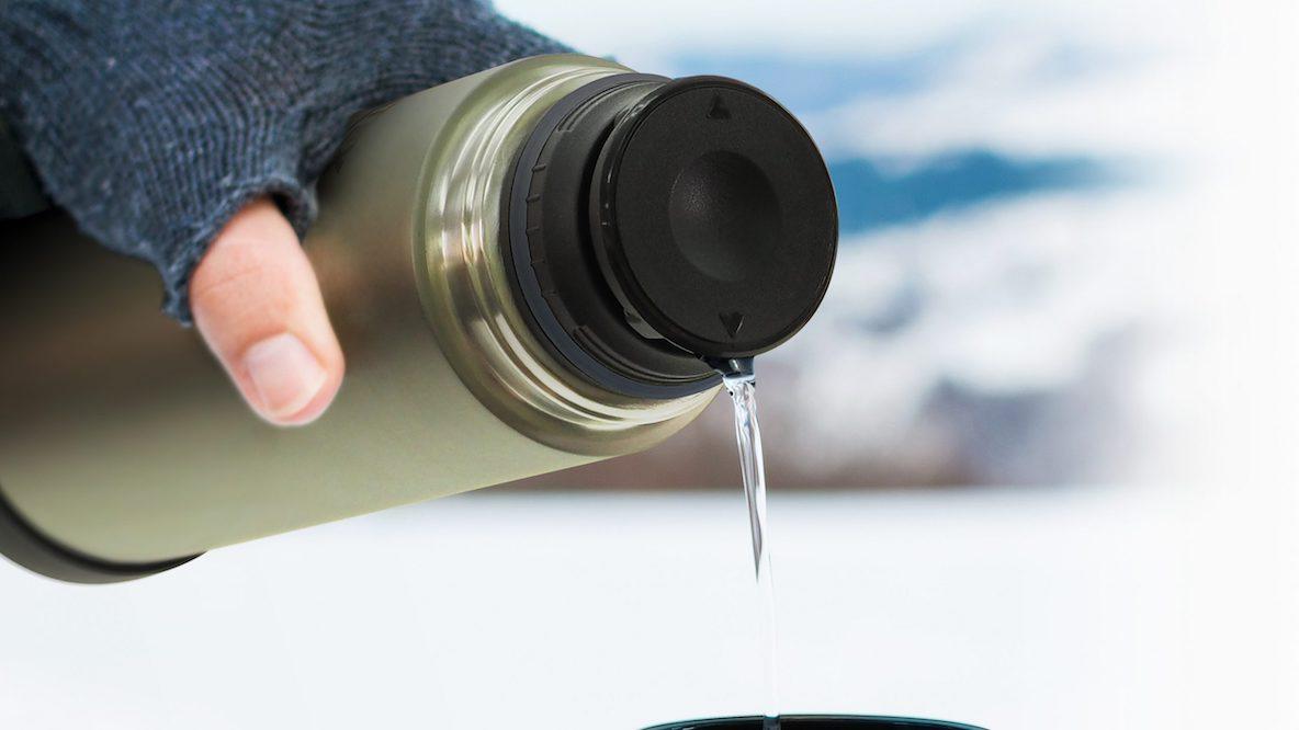 ニトリが「保温力がものすごい」サーモボトルを作った!? 山頂でカップ