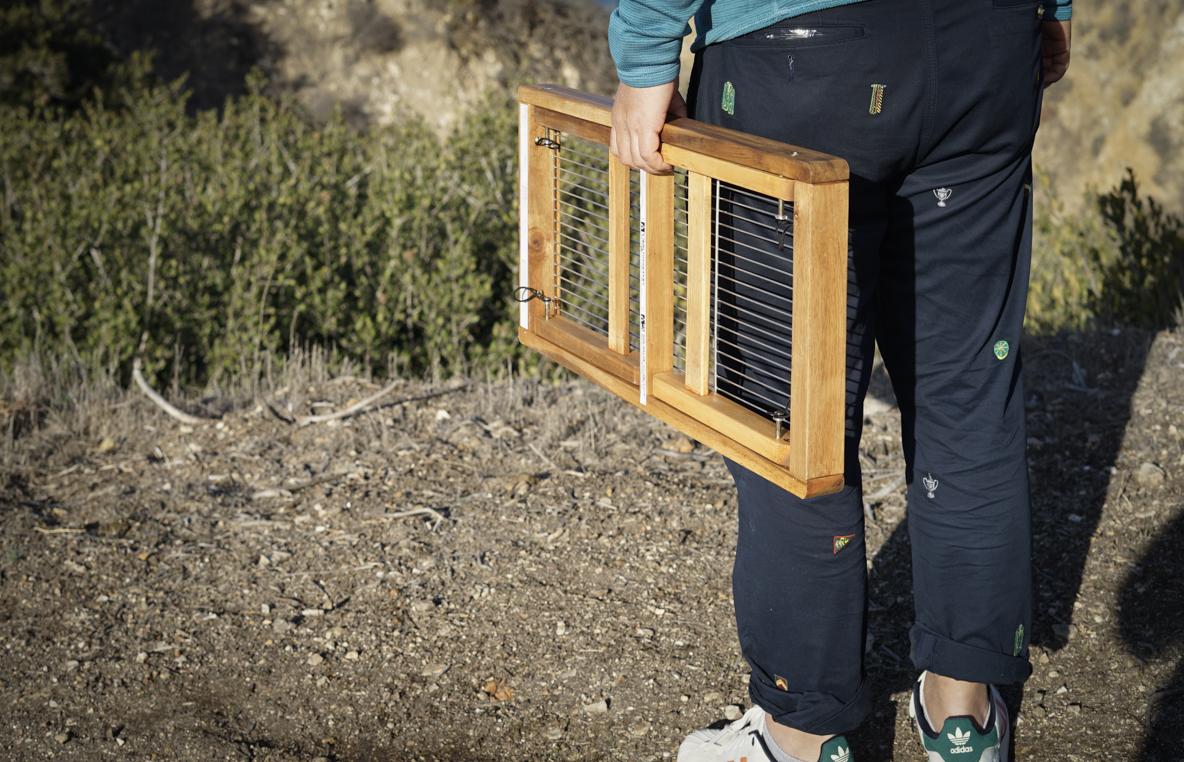 ニトリの約3,000円で買える「木製メッシュローテーブル」が家の中でも