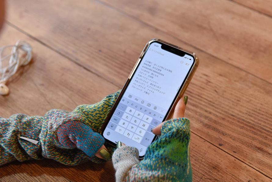 プレイリストをメモしたスマホ