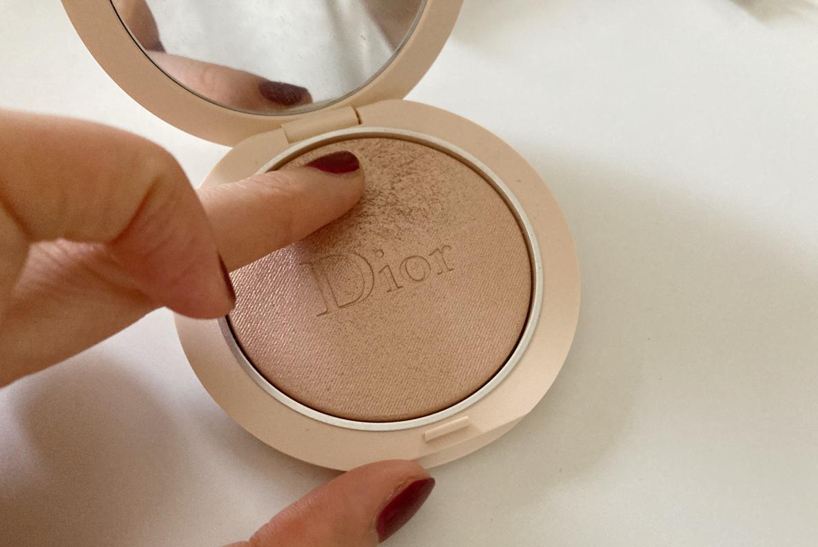 このツヤ感、まさに求めてた…！ Diorのハイライターが気になる顔の