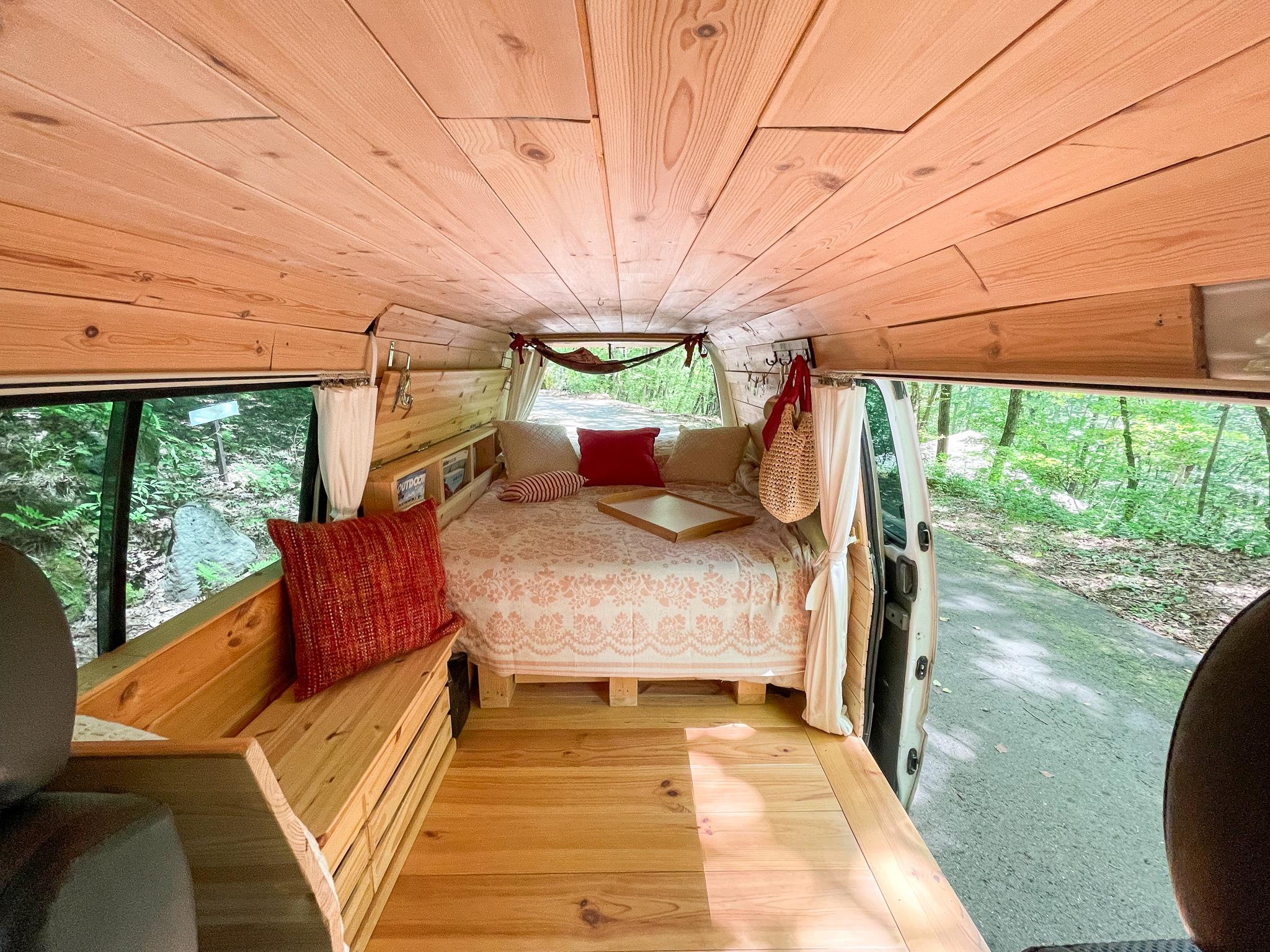 商用バンをDIYして始めた「休日バンライフ」。車種、夫婦でDIYをどう