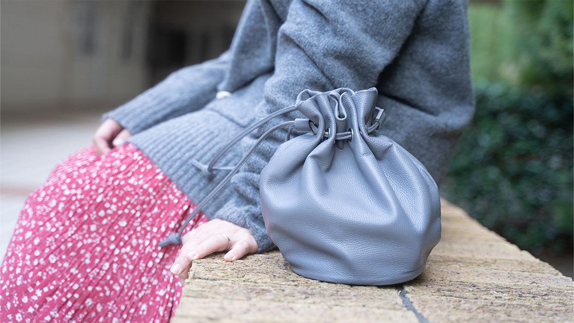 巾着バッグってこんなに便利だったんだ…。 牛皮の美しさと機能性が