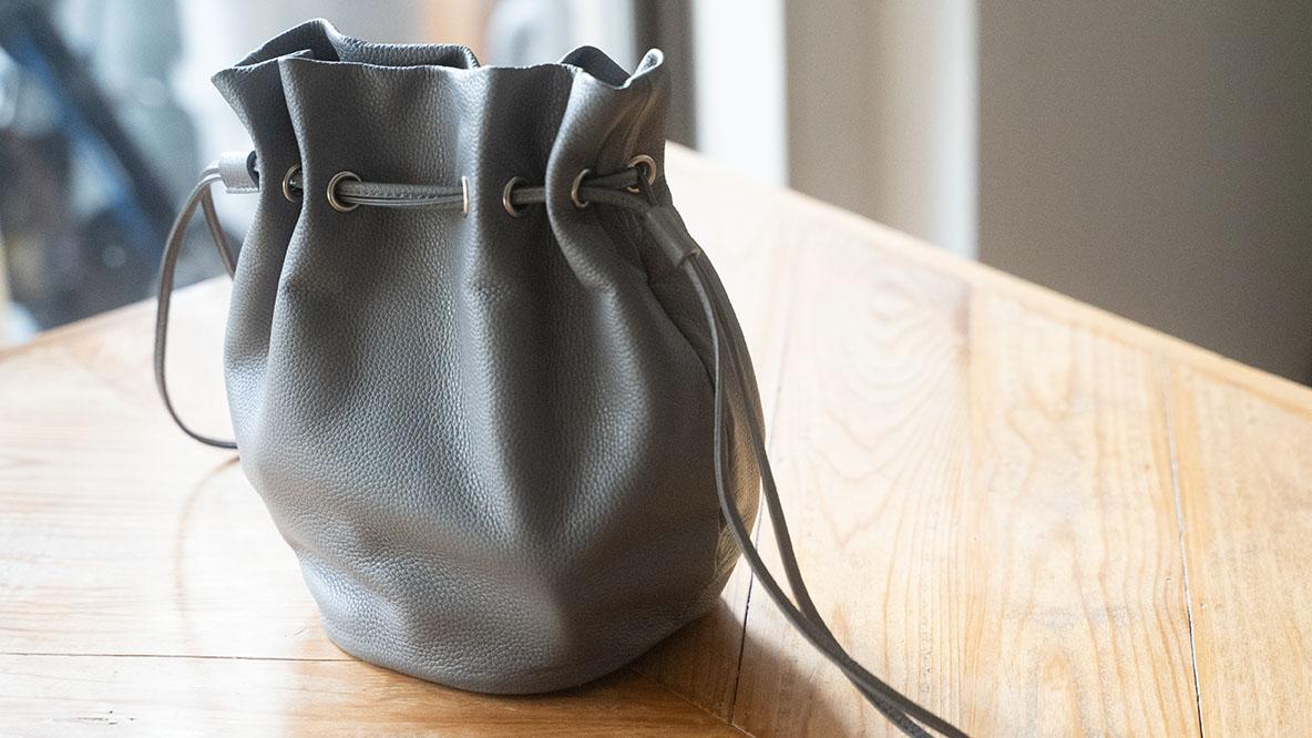 巾着バッグってこんなに便利だったんだ…。 牛皮の美しさと機能性が