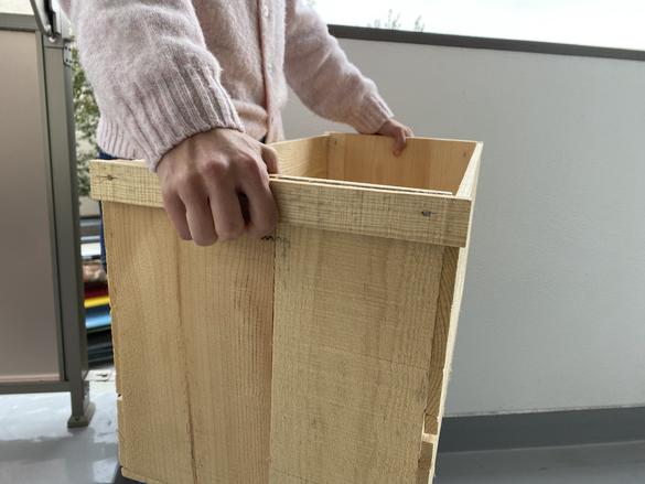 りんご箱がアウトドアギアや靴の収納に大活躍。部屋ごとに