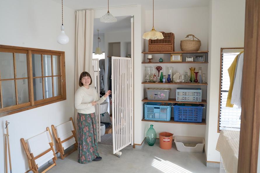 柵をあけるきららさん