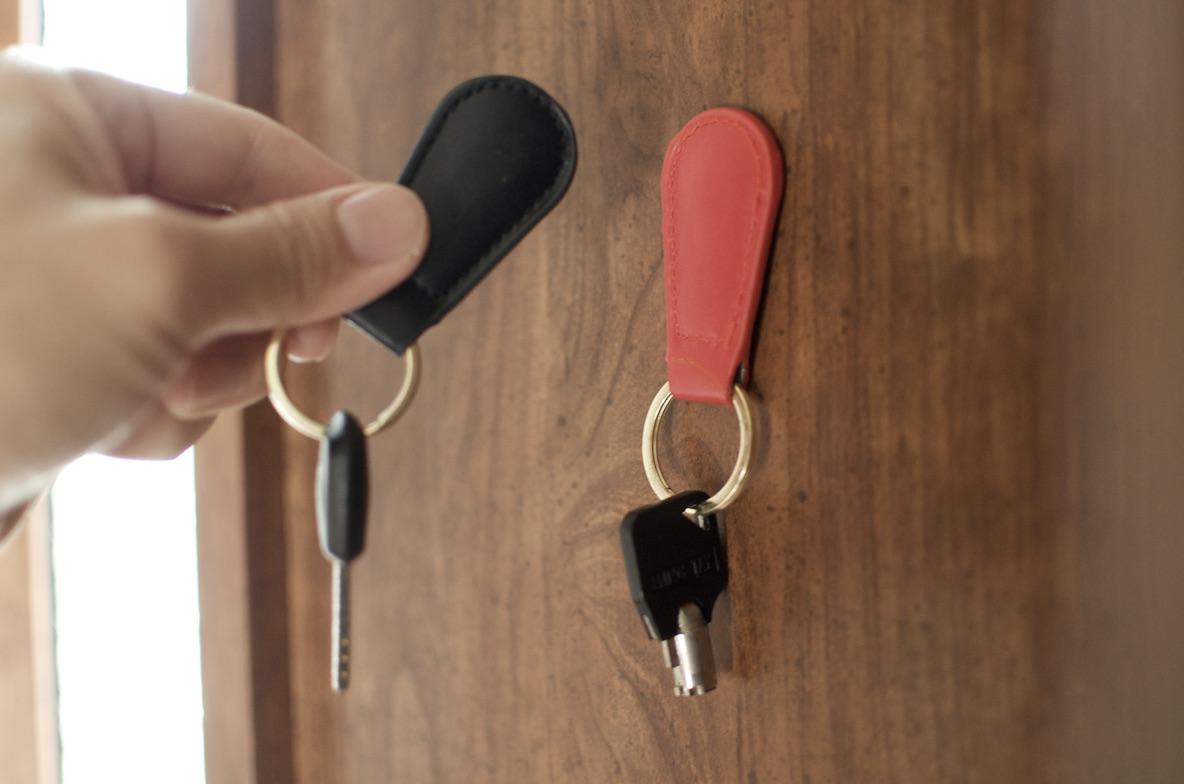 セリアで見つけた「マグネット付きキーリング」のおかげで、鍵の置き場