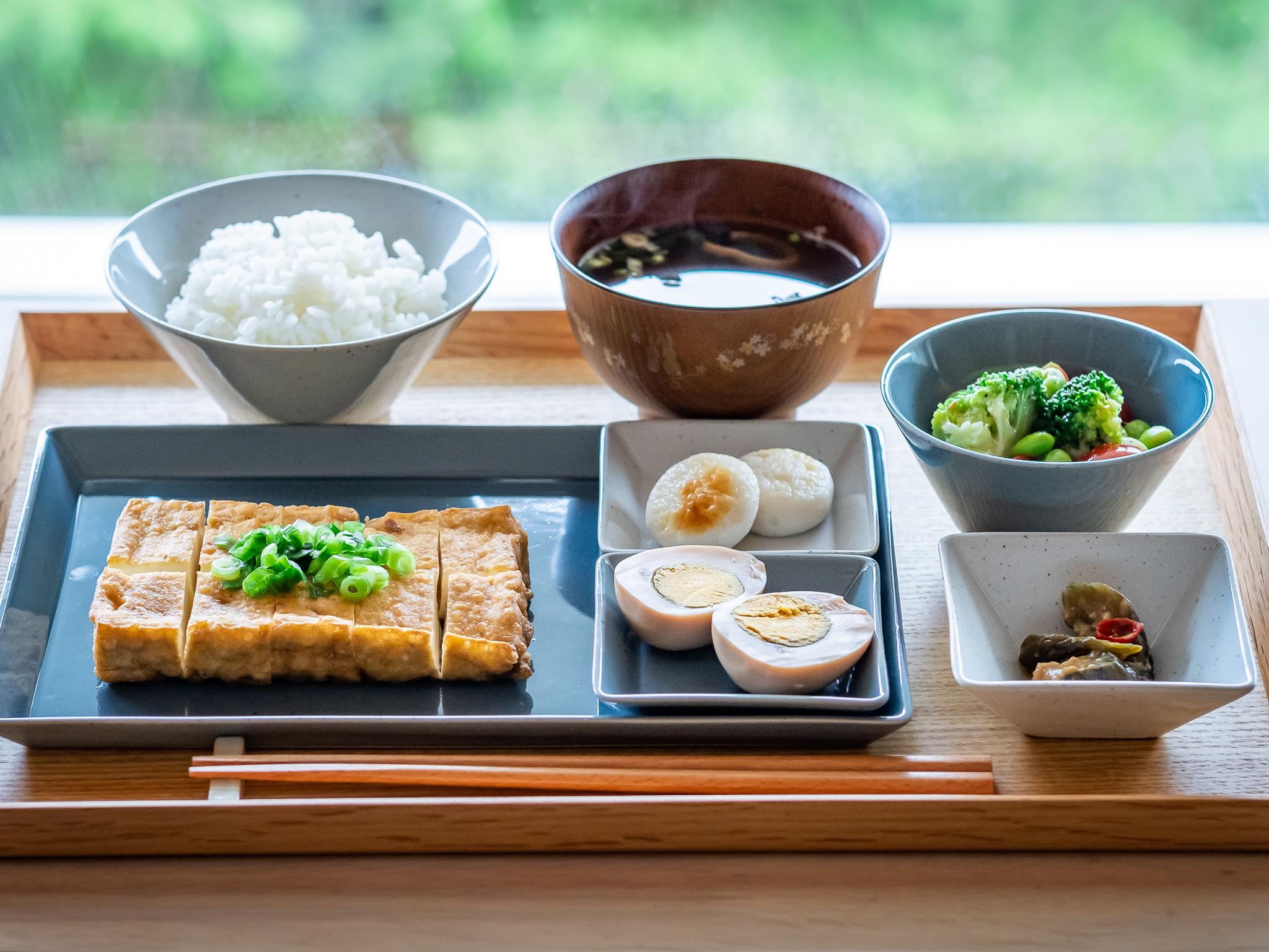 スタンダードプロダクツの“小ぶり食器”が「朝ごはん」にピッタリな理由。他のカタチも揃えたくなっちゃうな… | ROOMIE（ルーミー）