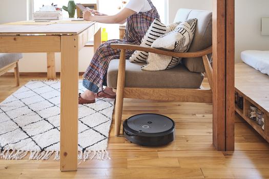 新しい暮らしとはじめての「ルンバ」。外出中に床掃除が終わってるって 