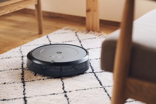 新しい暮らしとはじめての「ルンバ」。外出中に床掃除が終わってるって 