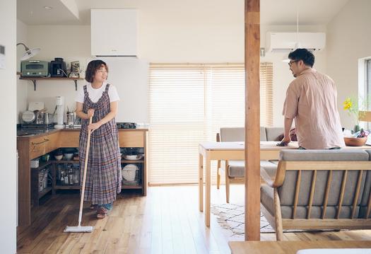 新しい暮らしとはじめての「ルンバ」。外出中に床掃除が終わってるって 