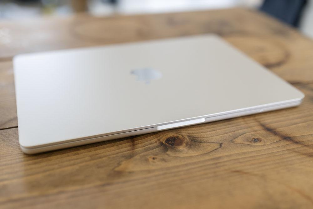 MacBook Air M2チップ　ほぼ未使用 Apple、驚異的なパワーの新しいM2チップを搭載したまったく
