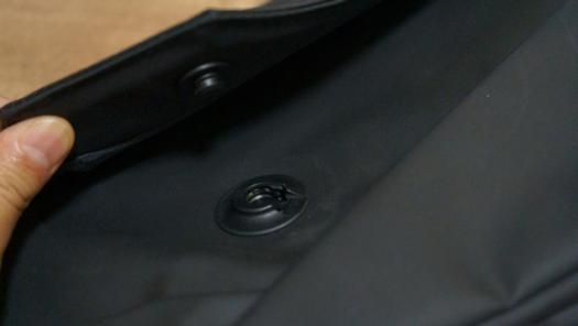一眼レフが入る！ 拡張可能なミニマルスリングバッグ「SEKKEI S