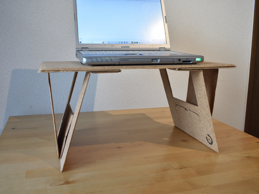 すぐに組み立てられる！ 折り畳みコルクテーブルを試してみた | ROOMIE