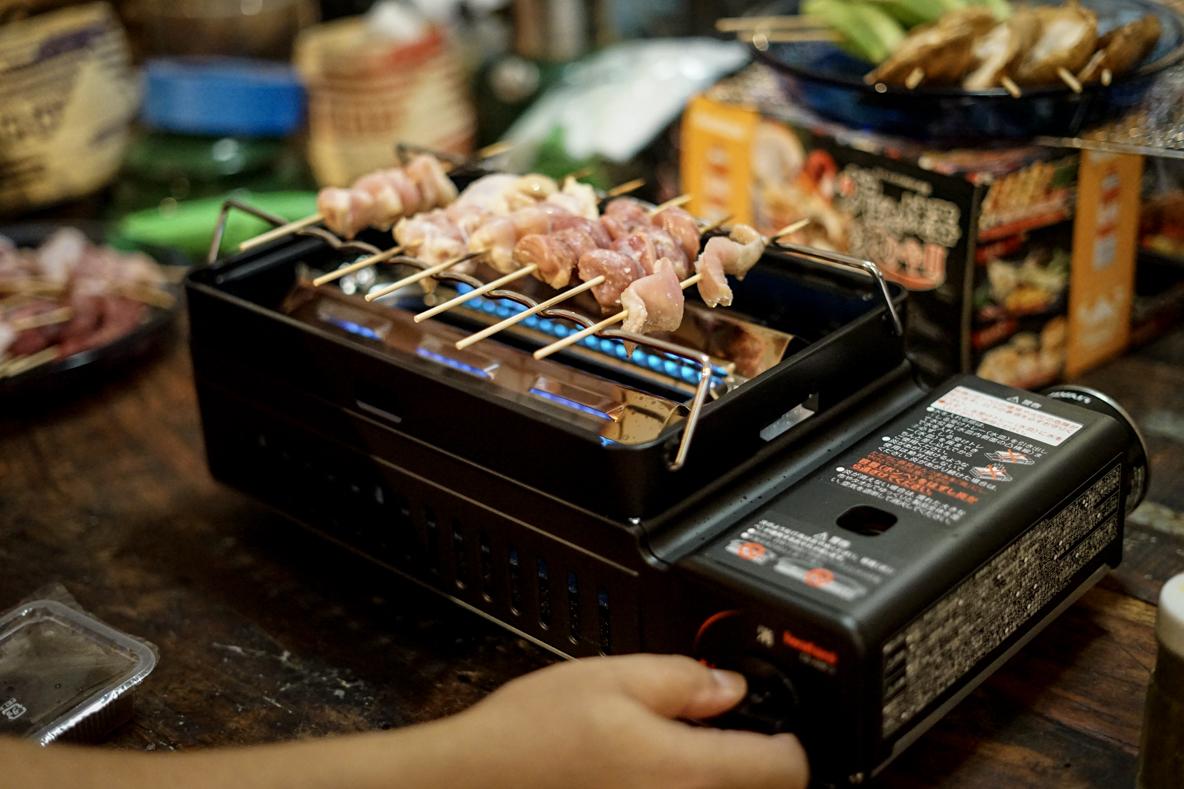 イワタニの「炉ばた焼器炙りやII」があれば家で本気の焼き鳥を楽しめる