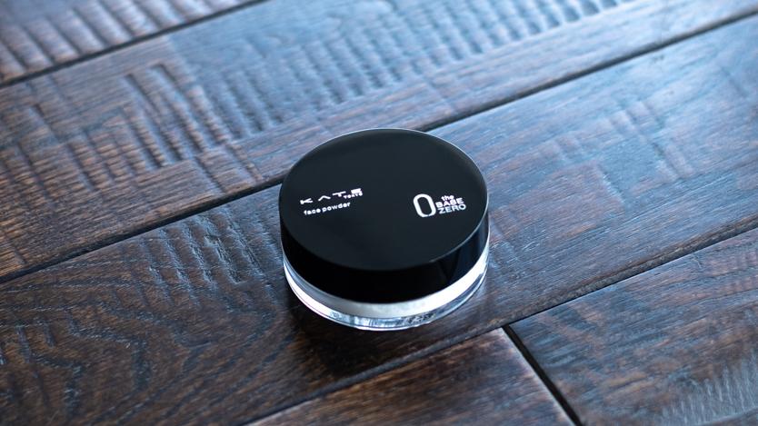 テカリも乾燥も防ぐ！KATEの「機能てんこ盛りパウダー」で、お直しの