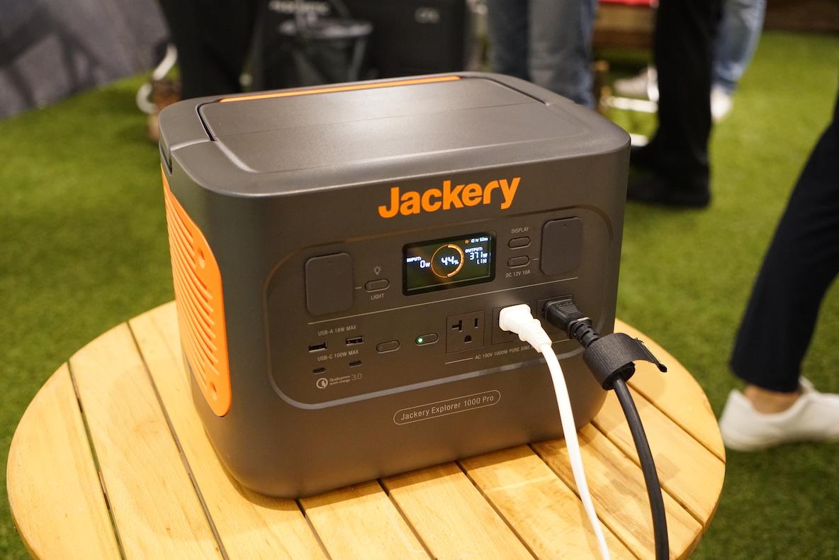 約1.8時間でフル充電できるJackeryの最新ポータブル電源が、アウトドア ...