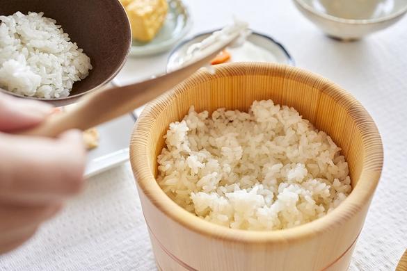陶器でできたオヒツのような食器 粘っこい