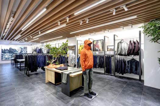 丸の内に首都圏最大の アークテリクス がオープン 世界で4店舗目の サステナブルなサービス も気になるな Roomie ルーミー